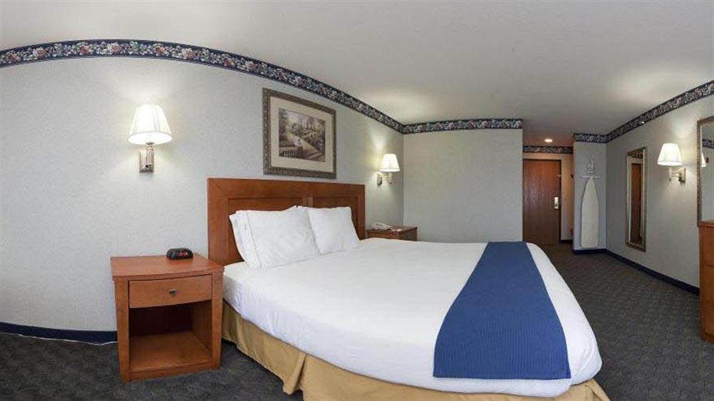 Comfort Inn & Suites Napoleon Bagian luar foto