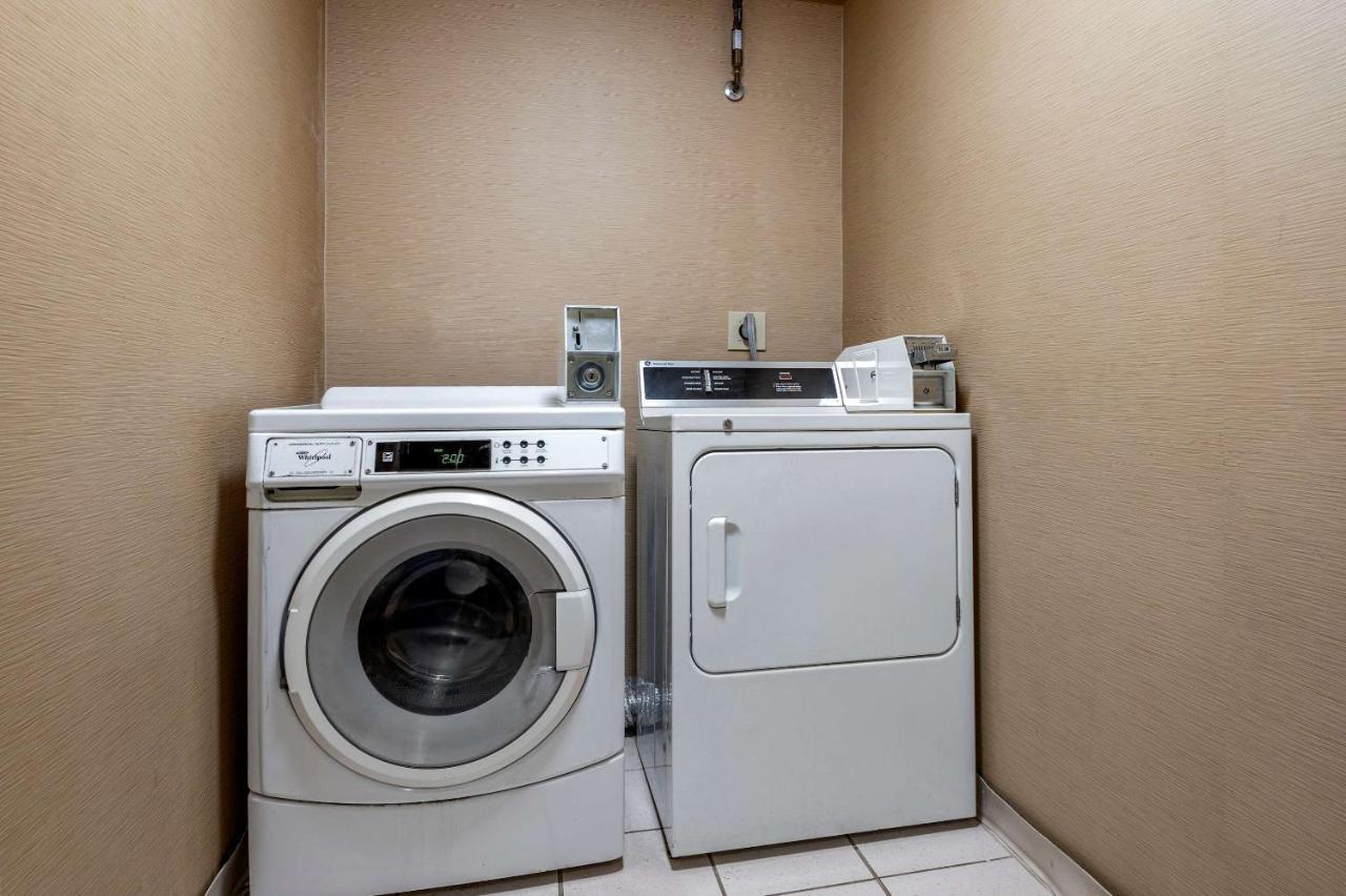 Comfort Inn & Suites Napoleon Bagian luar foto