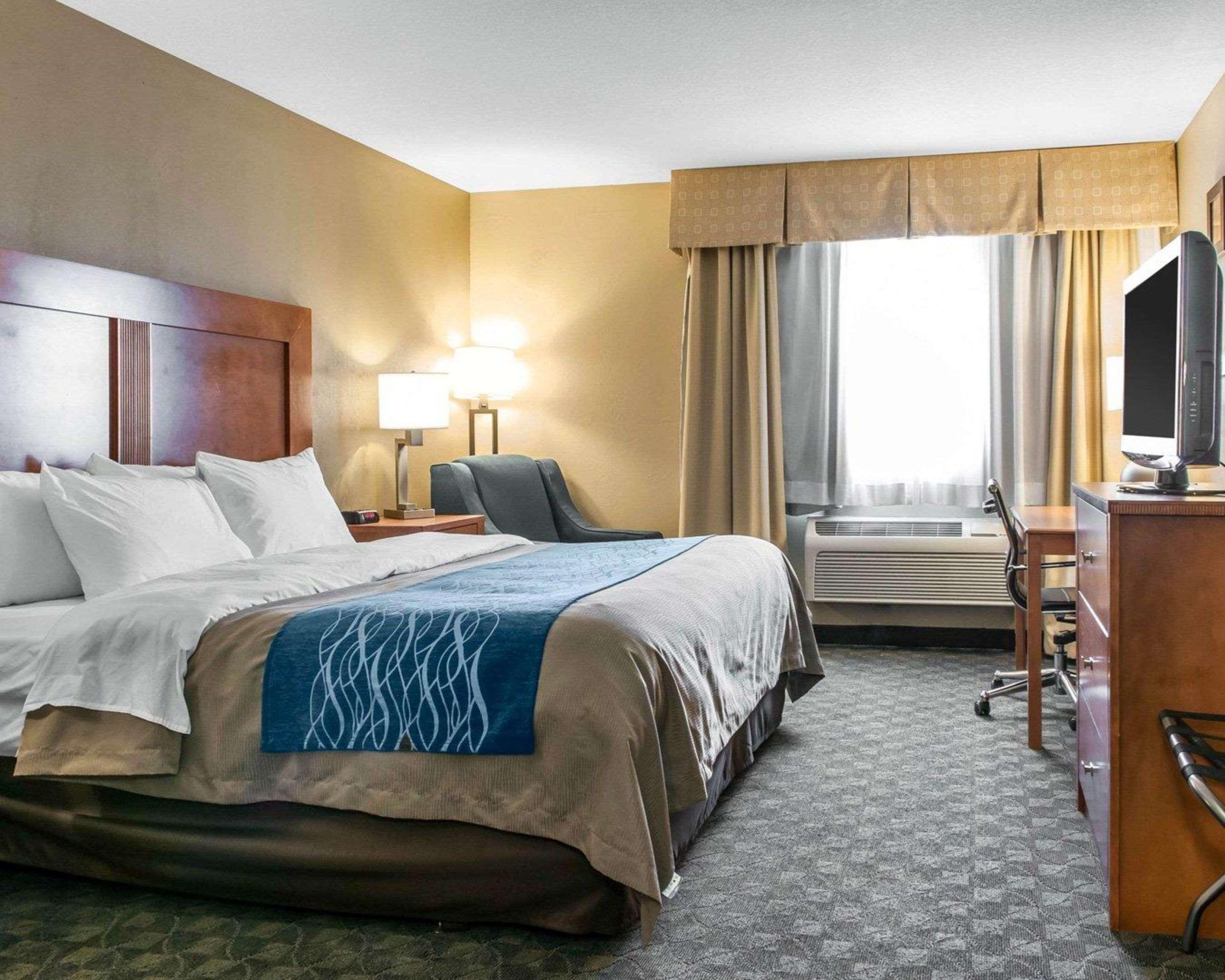 Comfort Inn & Suites Napoleon Bagian luar foto