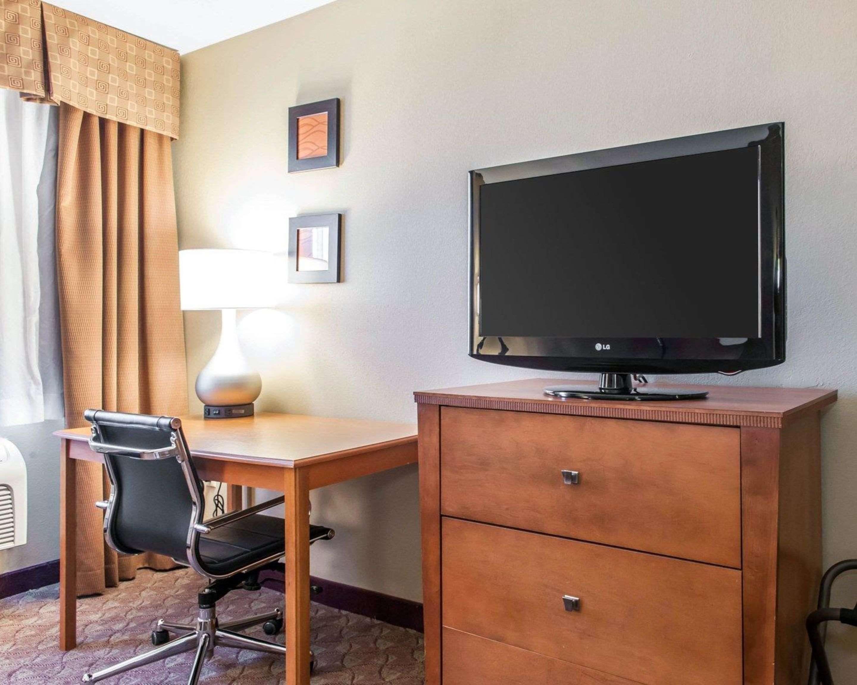 Comfort Inn & Suites Napoleon Bagian luar foto