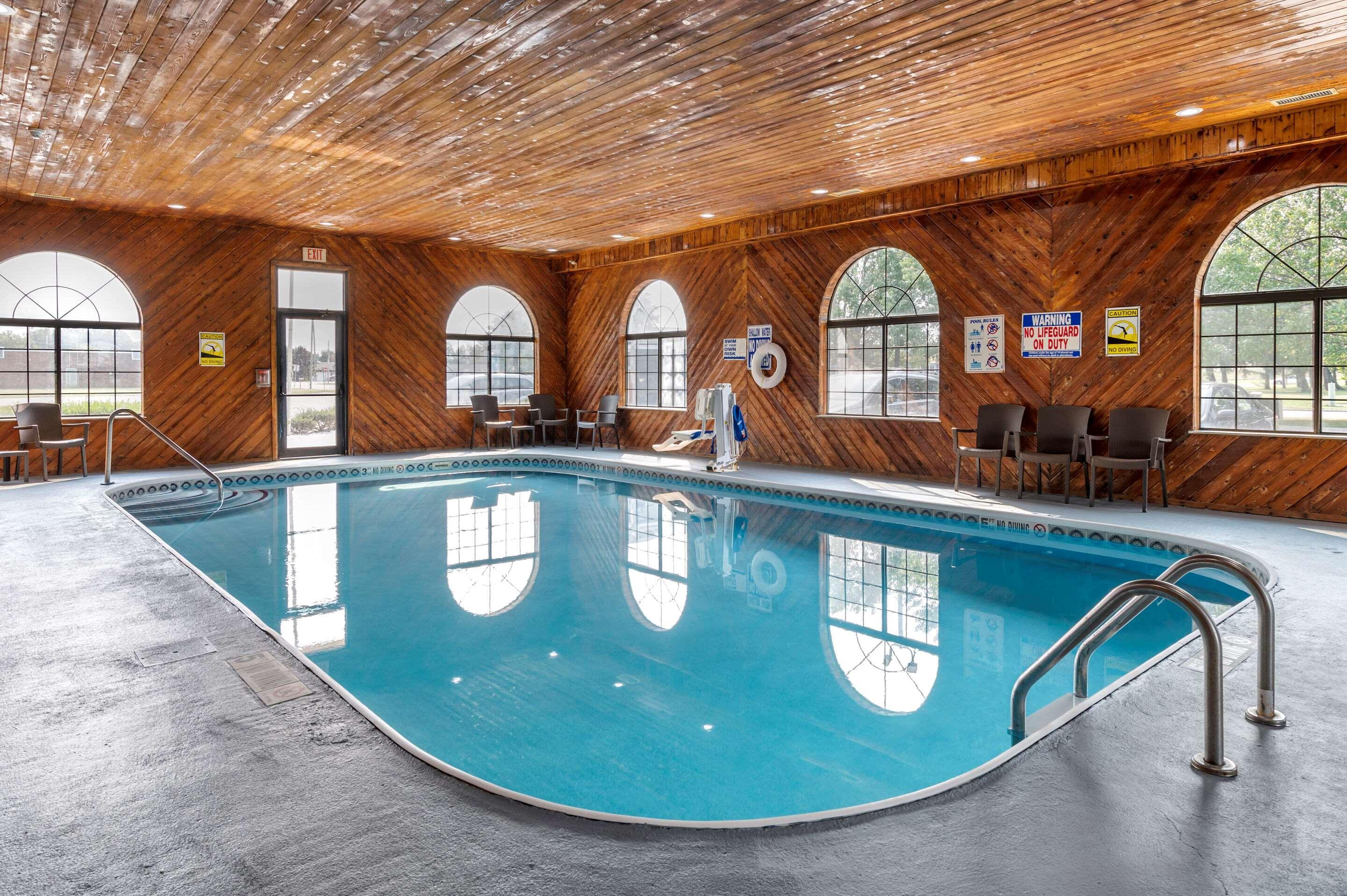 Comfort Inn & Suites Napoleon Bagian luar foto