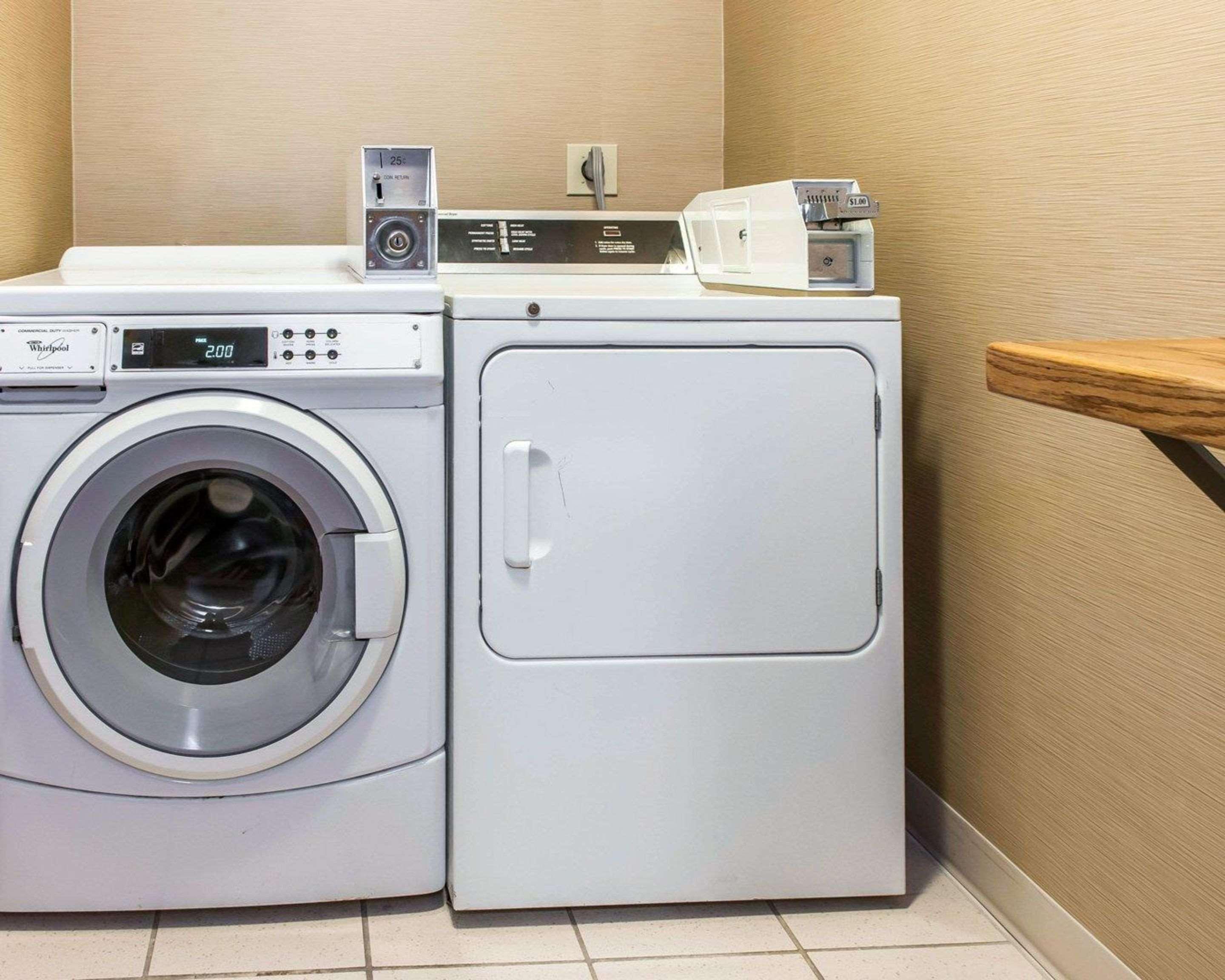 Comfort Inn & Suites Napoleon Bagian luar foto