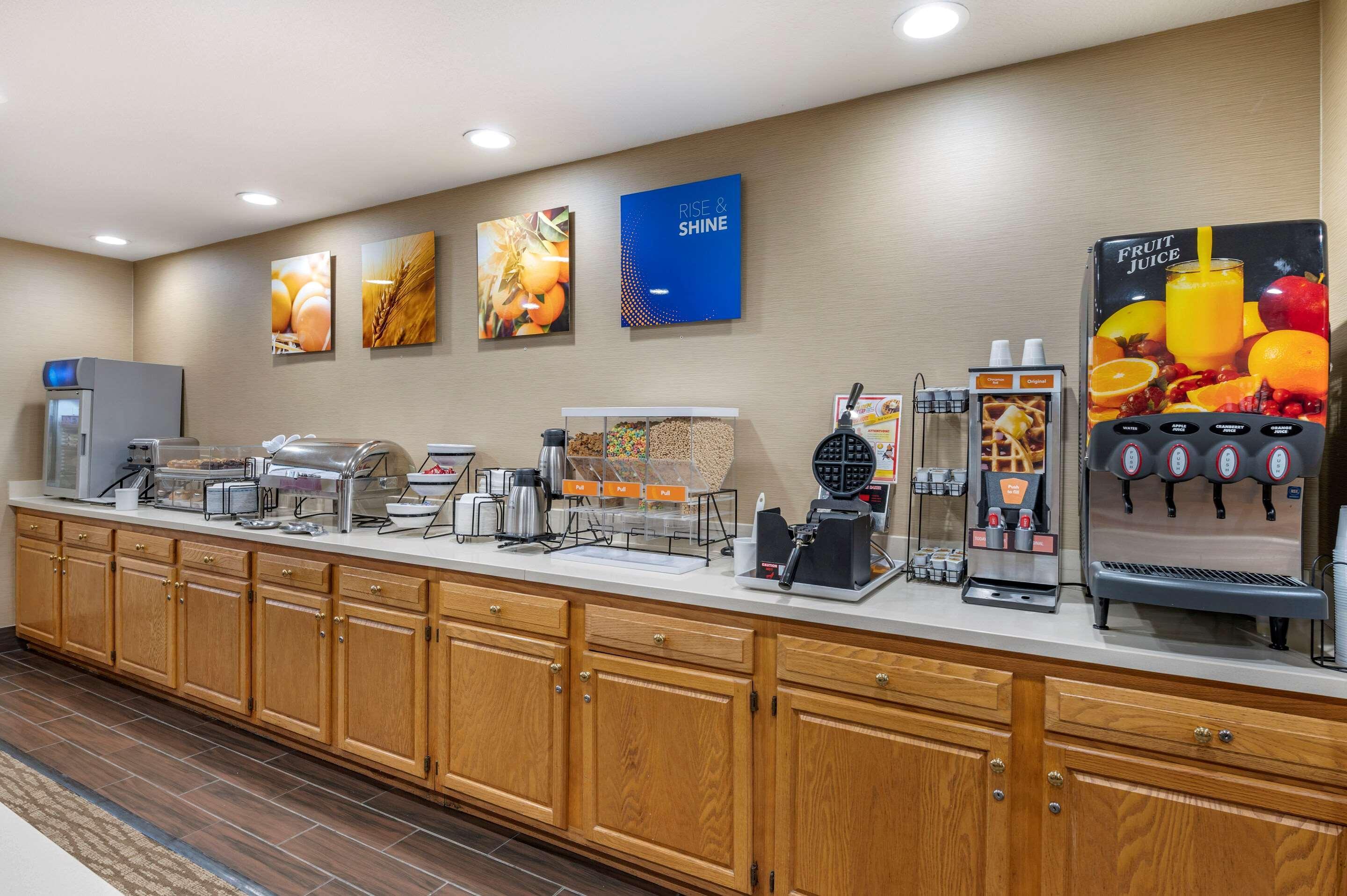 Comfort Inn & Suites Napoleon Bagian luar foto