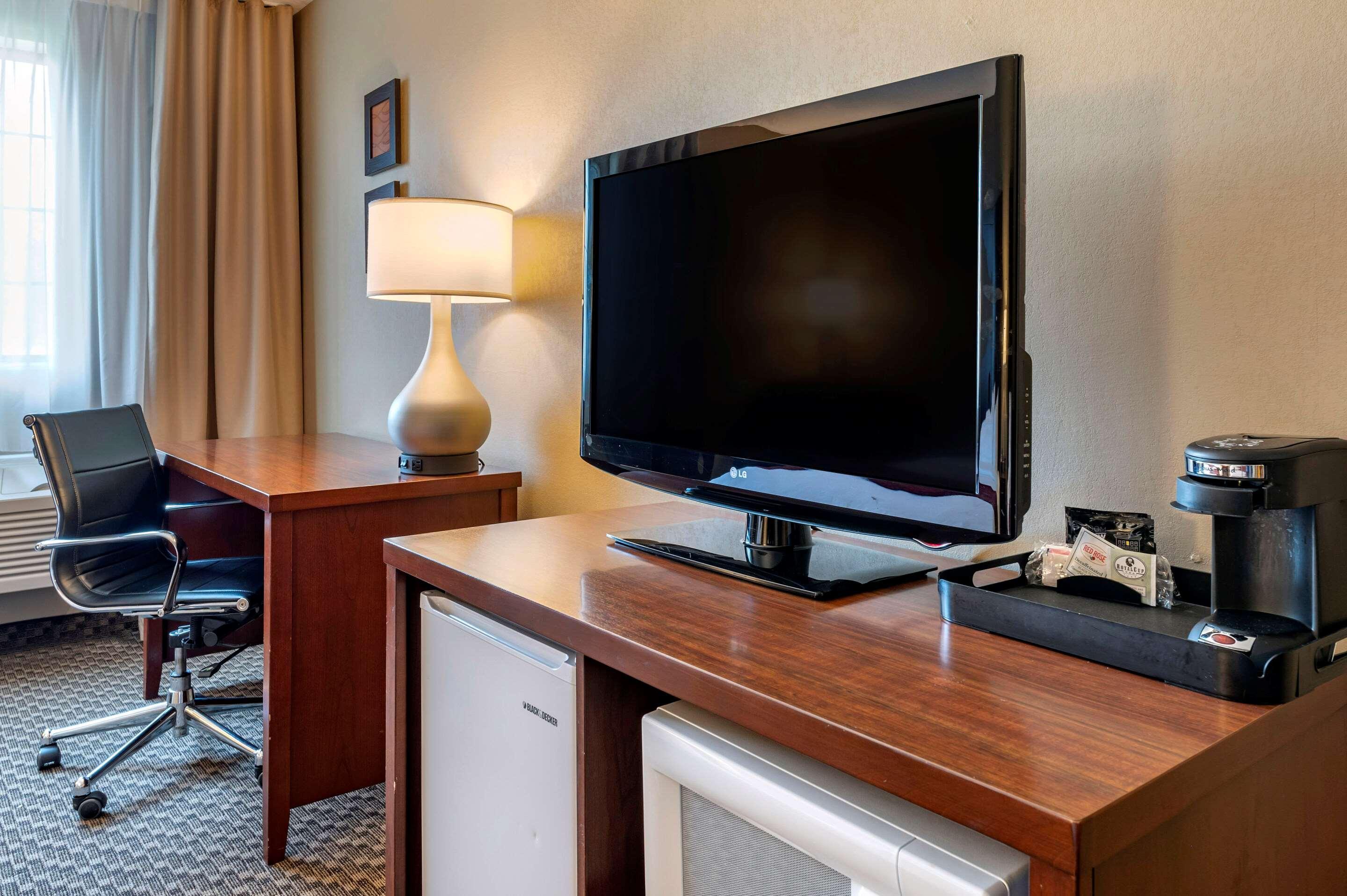 Comfort Inn & Suites Napoleon Bagian luar foto