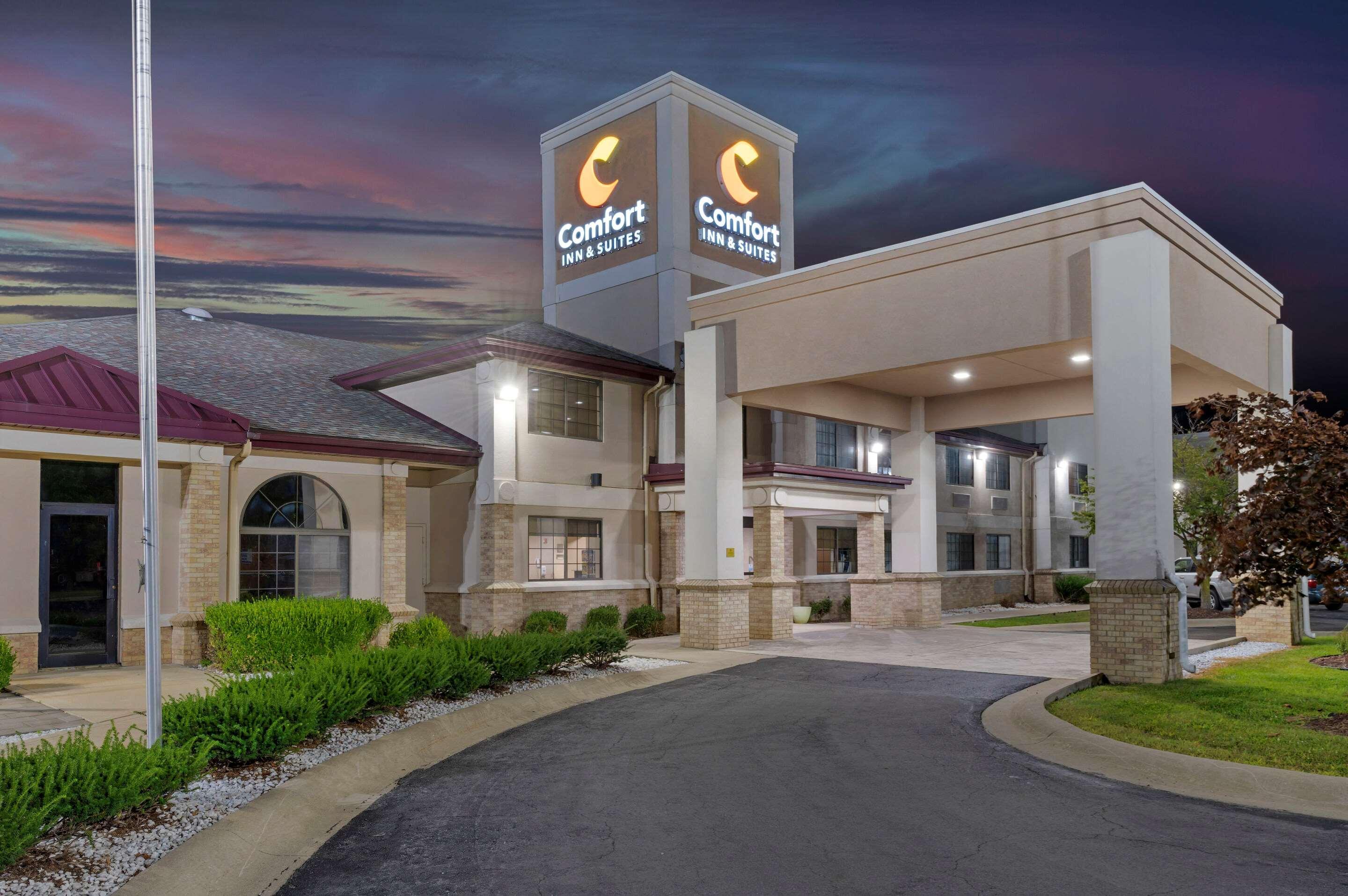 Comfort Inn & Suites Napoleon Bagian luar foto
