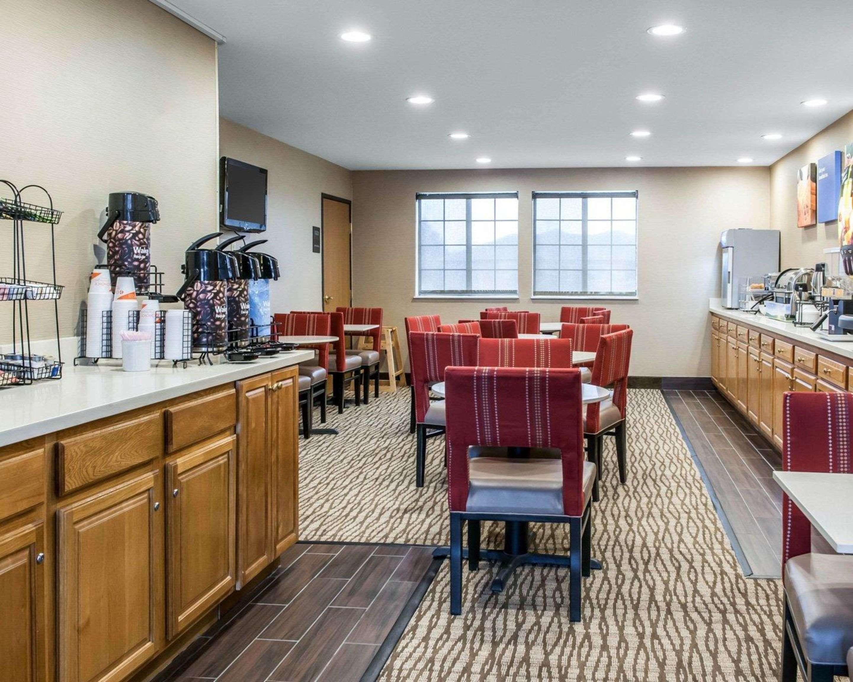Comfort Inn & Suites Napoleon Bagian luar foto