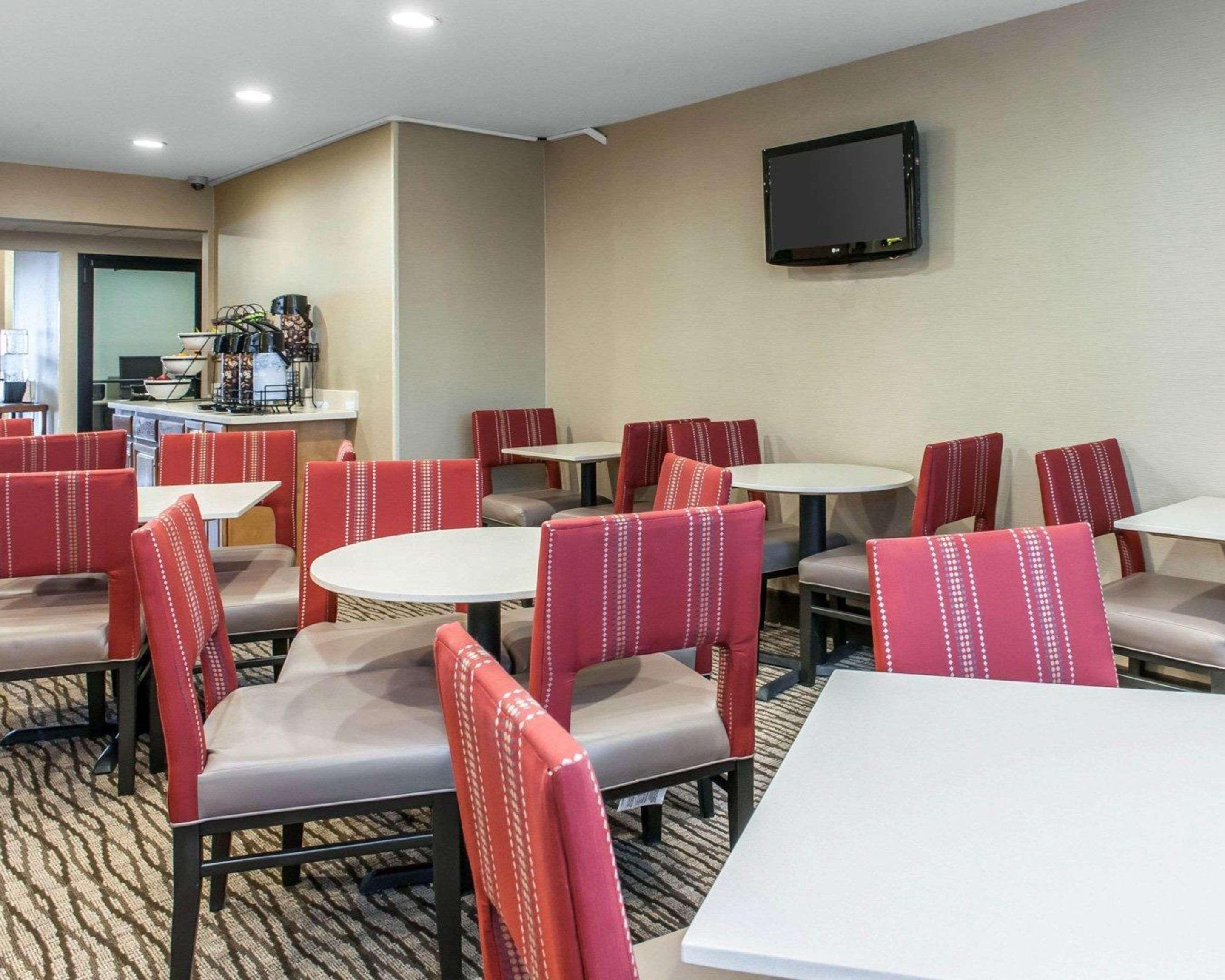 Comfort Inn & Suites Napoleon Bagian luar foto
