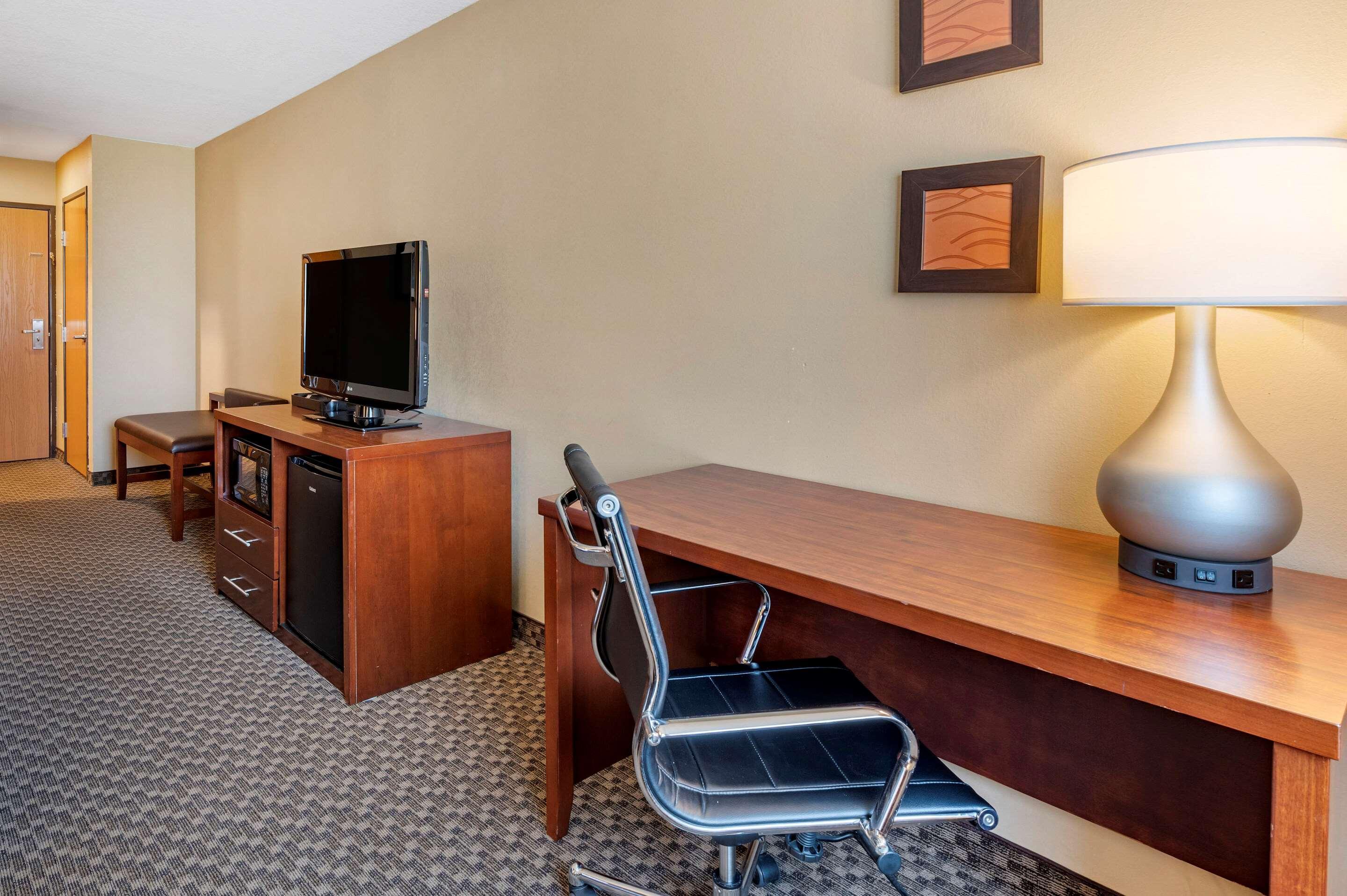 Comfort Inn & Suites Napoleon Bagian luar foto