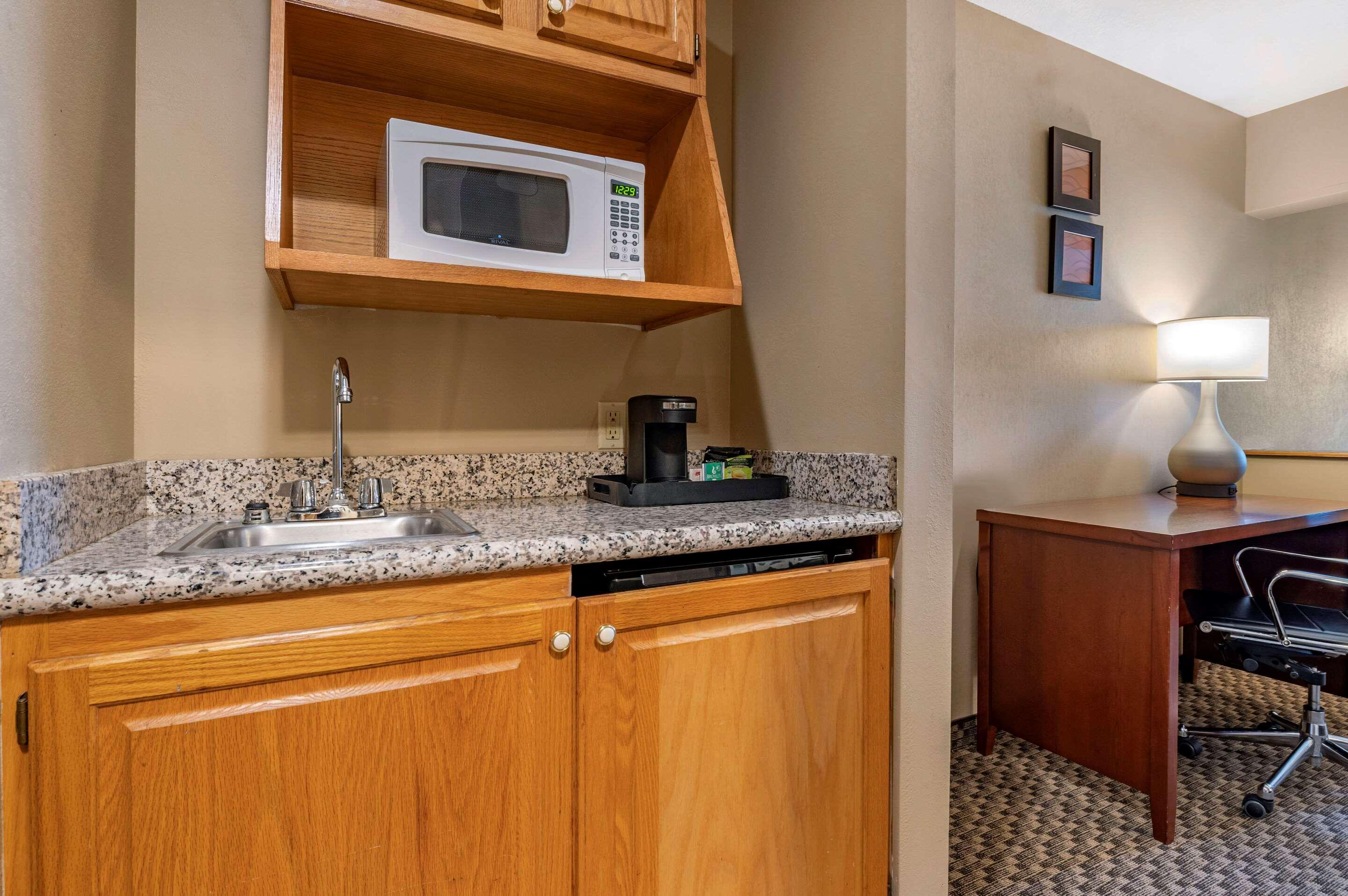 Comfort Inn & Suites Napoleon Bagian luar foto